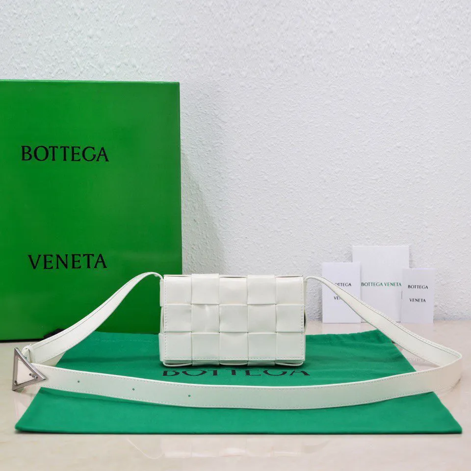 Bv 2022 autumn and winter new product Cassette small pillow bag. Classic weaving technology. Oil wax leather design pillow bag. It has developed into a family series and has become the trump card of the new Bottega bag. 🔥 A must-have artifact for fashionistas to match frequently selected fashion items and contemporary exquisite workman concave shapes in daily life. 💚Cute and cute. The medium size is launched in the latest color. Beautiful and dreamy. Super exciting💓 Size: 17.5*10.5*3cm, model: 7587#